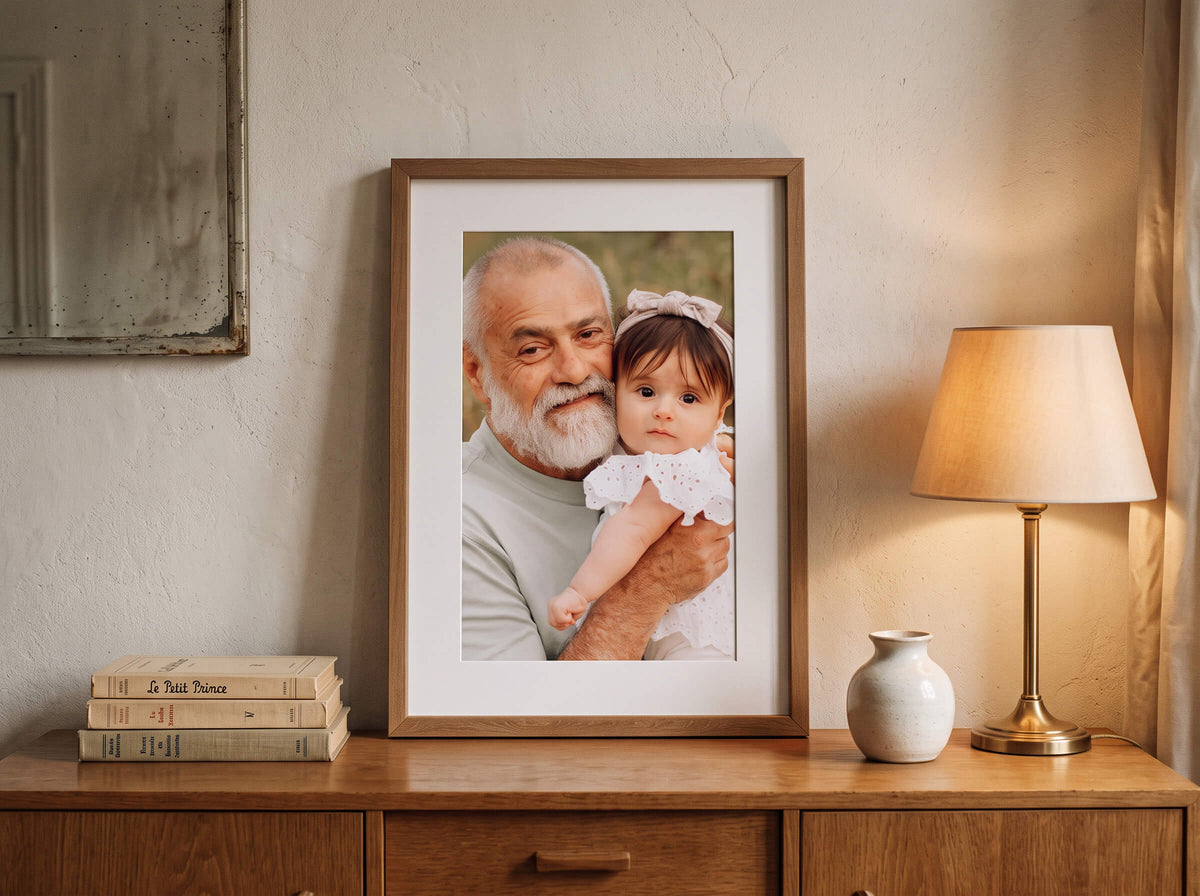 Les petits-enfants, *sur son bureau*